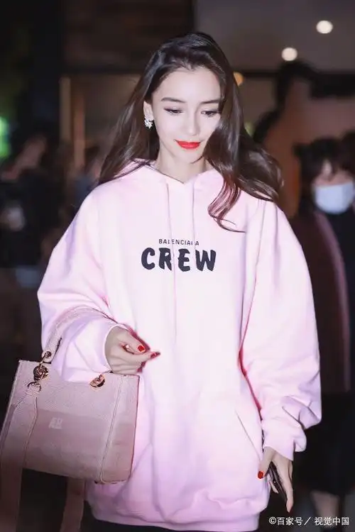 angelababy穿粉色卫衣搭无痕裤甜美清新,像一个年轻的小少女