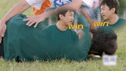 而陈赫则展现出不甘示弱的态度,秀出肌肉,准备与邓超一决高下.