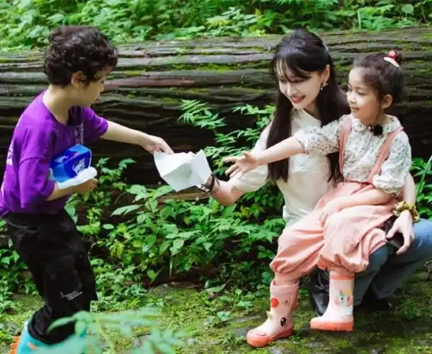 重温《女儿们的恋爱》郑爽穿孕妇裙给孩子起名字!爽爸:啥都敢说