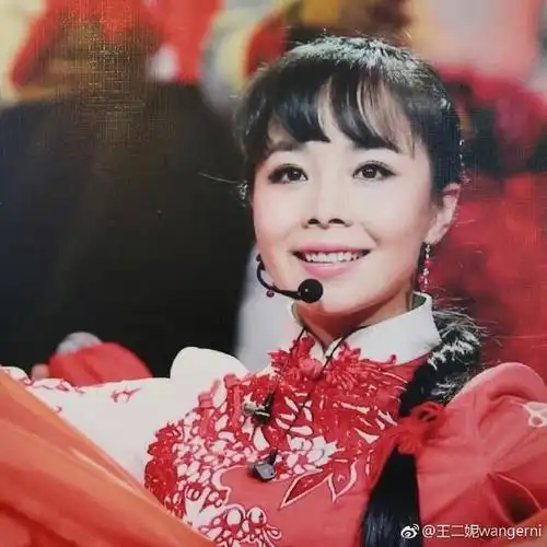 民歌小天后王二妮近照曝光 逆袭时尚女神还做了大官