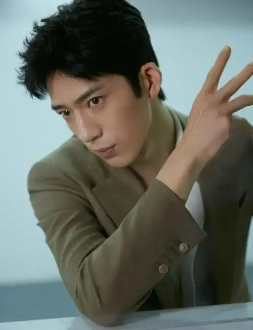 井柏然氛围感写真释出西装造型气质出众