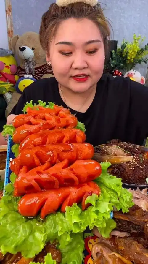 炸粉肠做的颜色特别好看,让人看了之后就特别的想吃!