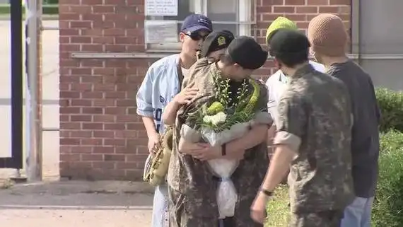 防弹jin退伍「bts终于7人合体了」!rm吹萨克斯风迎接 粉泛泪笑出来