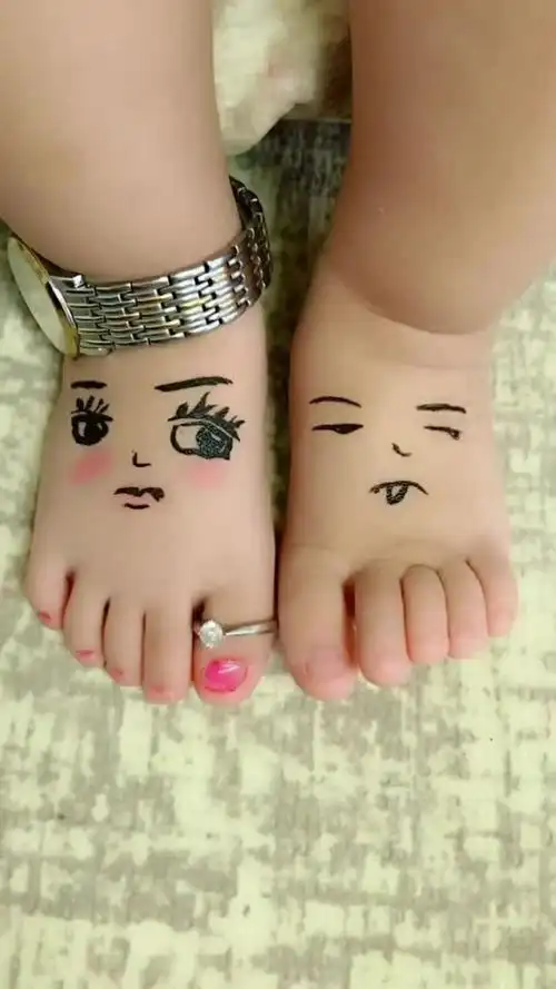 宝贝的小脚丫真是太可爱了,特别适合在上面画画
