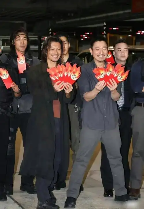 刘德华这里比谢霆锋高了半个头,刘天王官方身高174,谢天王官方身高