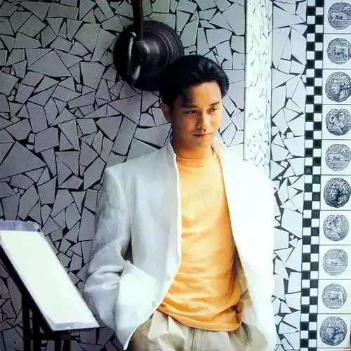 图一,张国荣,寸头显得很精神,五官帅气,能hllo的住平头的才是真帅哥