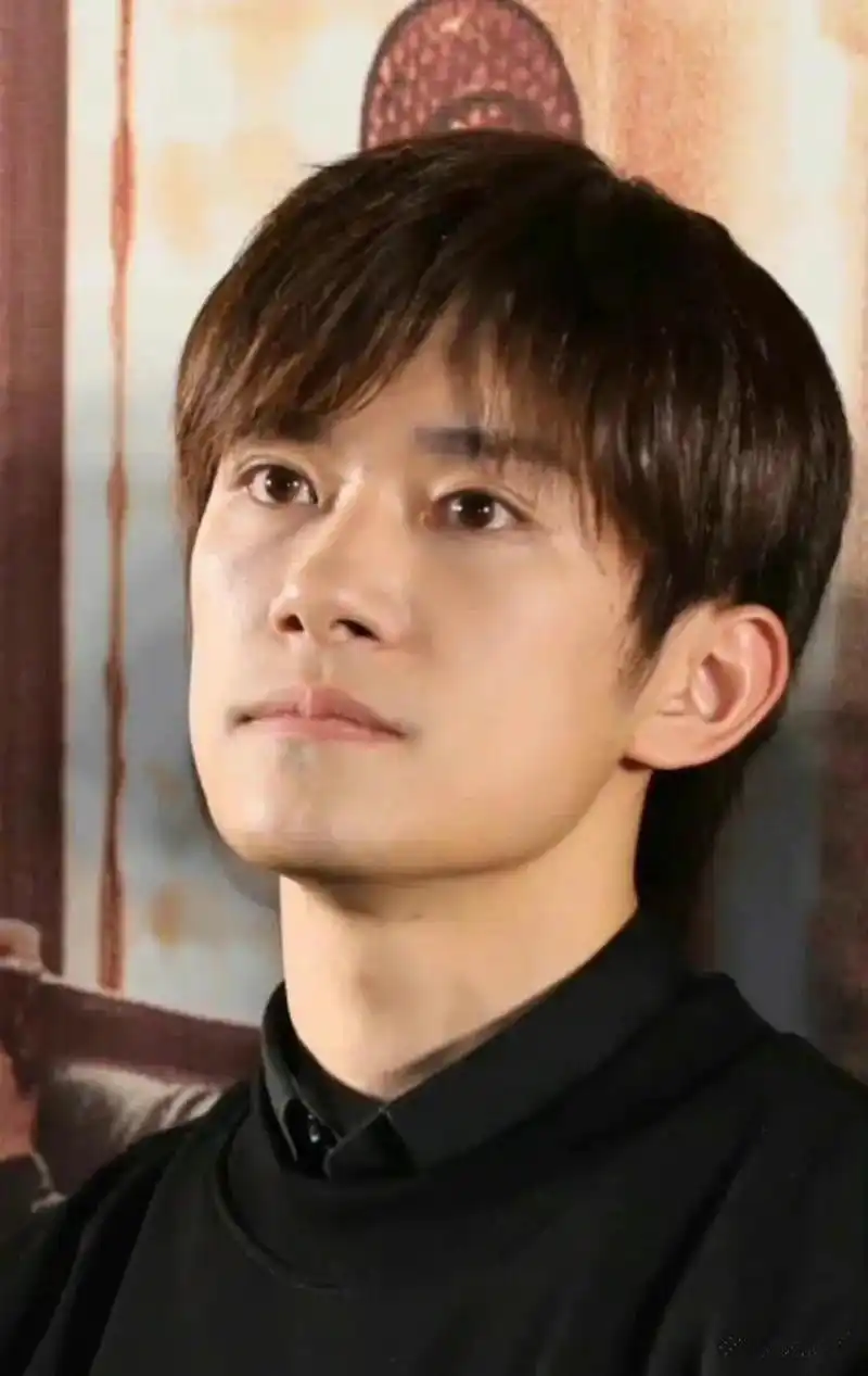 易烊千玺的生图曝光,感觉和普通人差不多,皮肤一点都不白,反倒有点黄