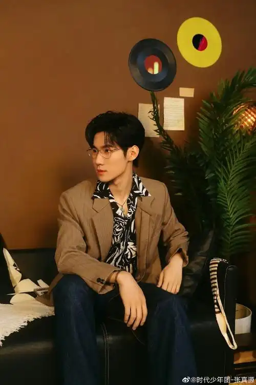 张真源晒侧颜库存照