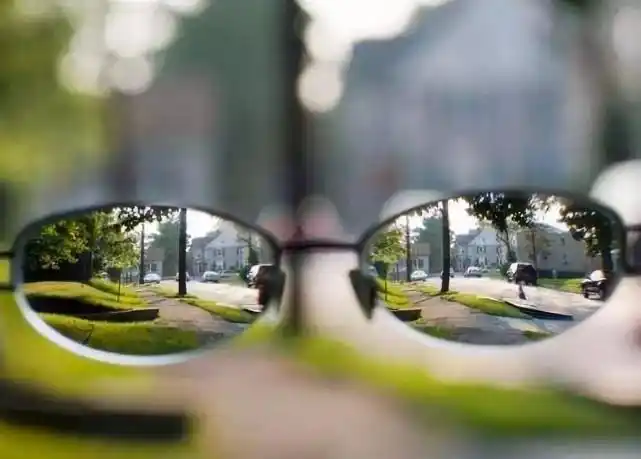 近视眼的世界什么样?200度"六亲不认"500度人畜不分,那800度呢?