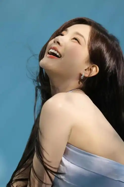 李一桐丝绸蓝裙太美了