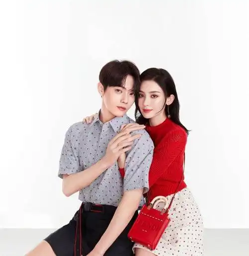 许凯合体拍大片,穿碎花短裙扮初恋少女,亲密互动太登对|淑女|模特