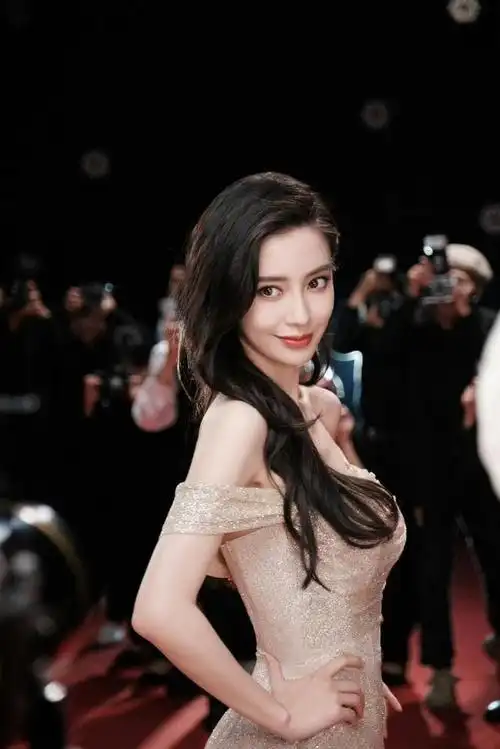 angelababy 生完小孩后依然保持少女般的好身材,是粉丝心中最美的女神