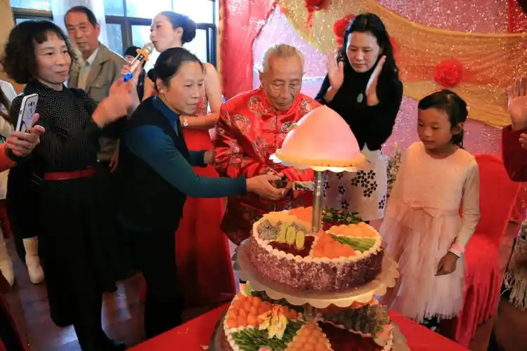 一个难忘的日子,今天是这位兹祥的老人李伯伯100岁寿辰.