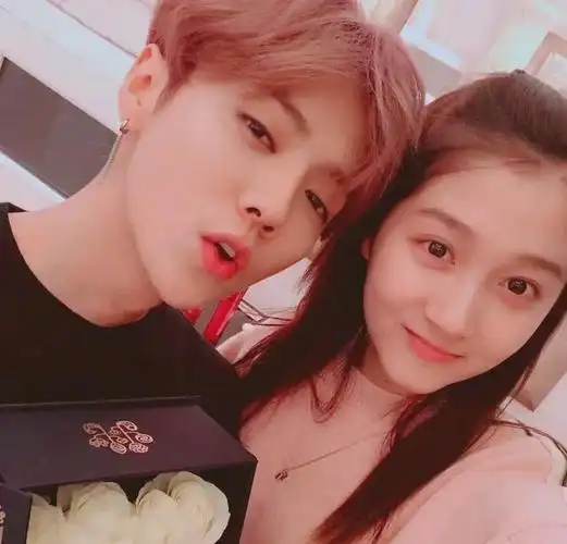 曝千万顶流私生活混乱矛头直指鹿晗关晓彤剪短发被指为情所伤