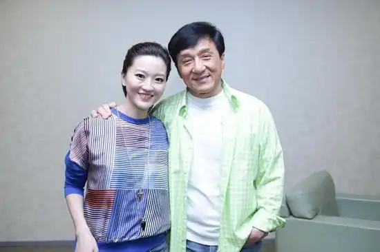 蔡淳佳应成龙邀请为慈善献唱将签新东家