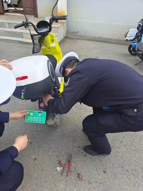 现在好了,咱们交警还能免费帮我们办理牌照,就相当于电动车有了身份