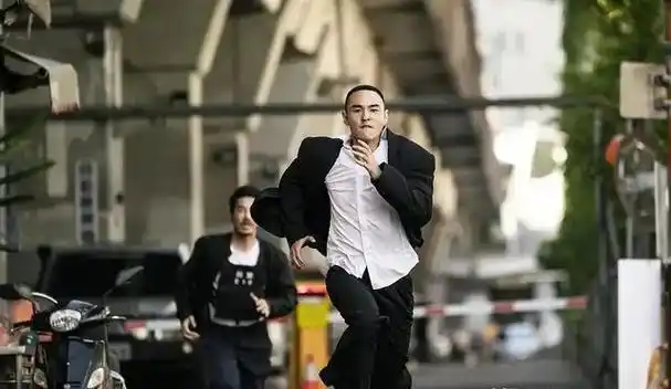 看了阮经天邱泽才知道,台娱男偶像审美真好,各个性感还不油腻