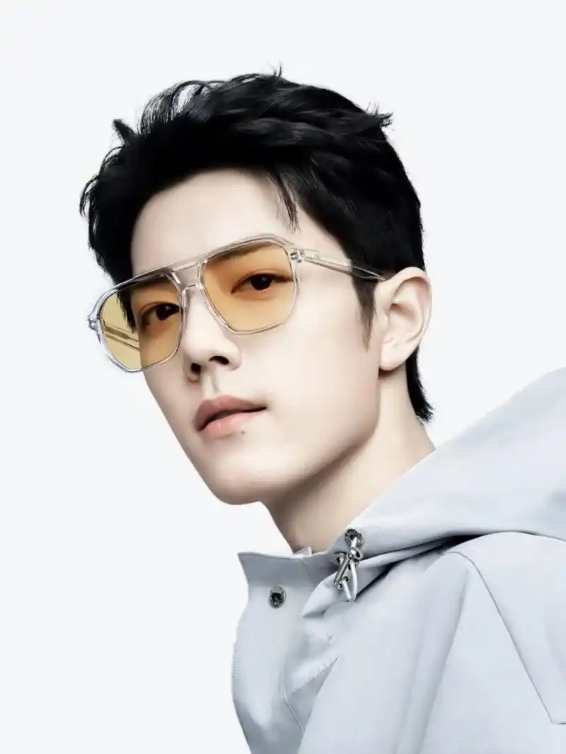 戴墨镜的肖战给人一种霸道总裁的既视感,又酷又帅!