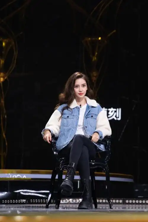 杨颖的冬季穿搭日常又保暖穿牛仔羊毛羔外套配黑色裤子好好看