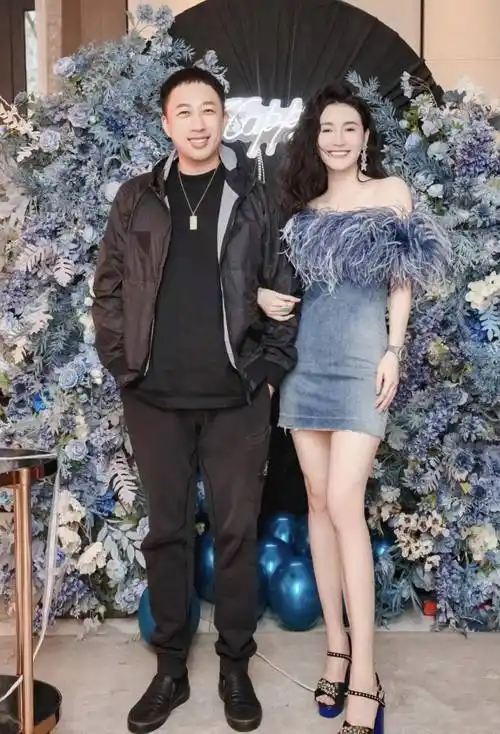 嘴乌黑撞脸应采儿,未戴婚戒疑早已离婚_孙晶晶_文章_娱乐