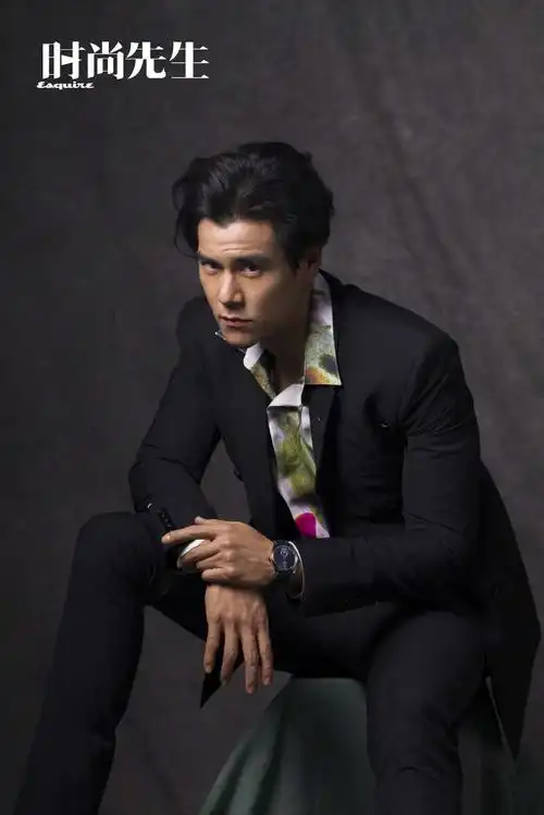 彭于晏最新大片背头港风十足 五官硬朗展成熟男性魅力