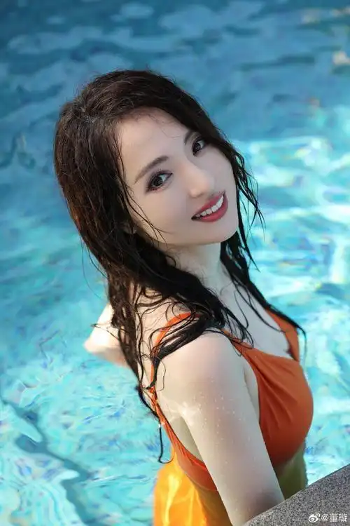 董璇晒泳池比基尼美照 身穿橙色泳衣方秀事业线——上海热线娱乐频道