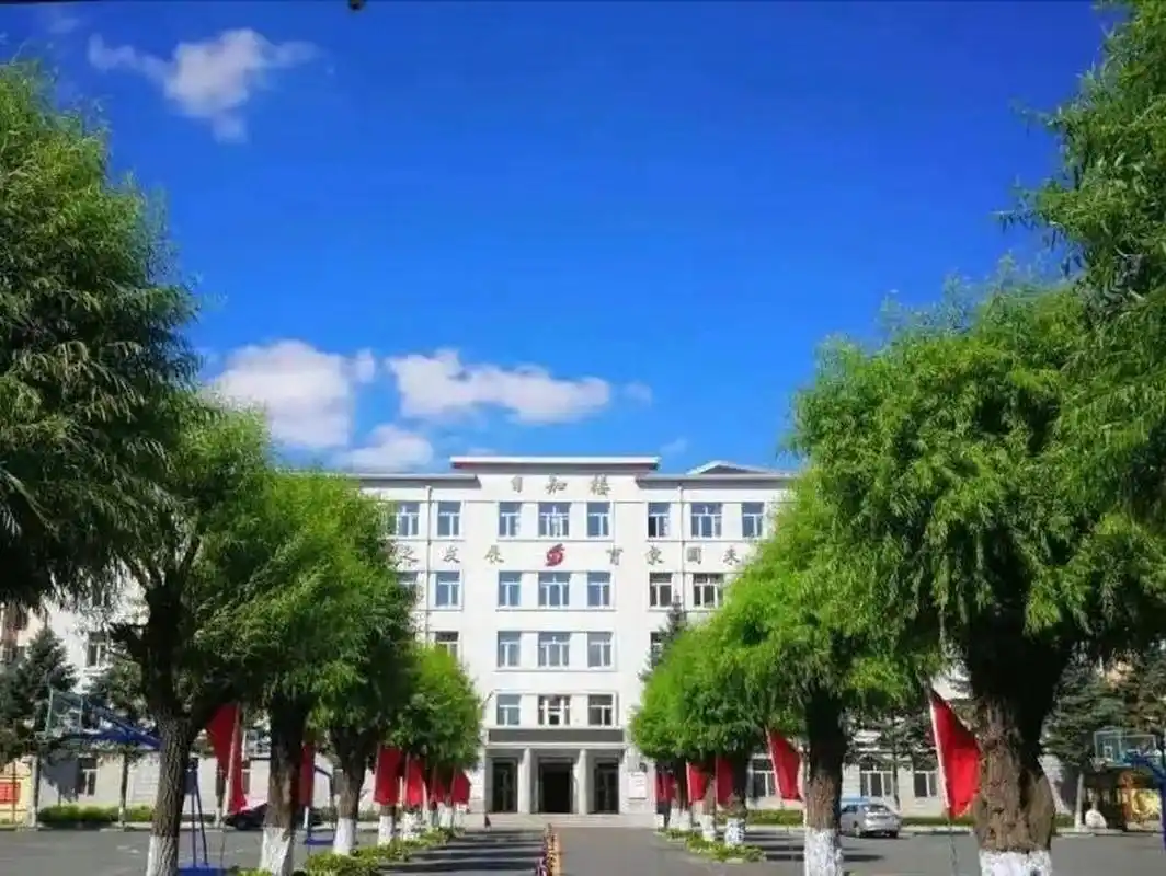 哈六中与黑龙江省实验中学简介 各位哈尔滨中考生,家长朋友,大家好!