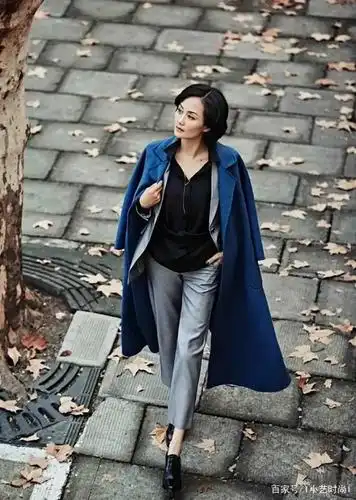 53岁的李颖不显老 穿黑色吊带走性感风 波浪短发 风韵犹存