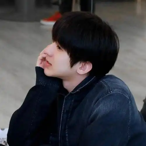 喜欢托腮的崽#蔡徐坤