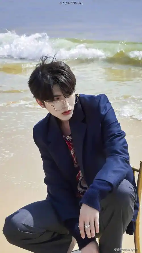 原创拍写真还得是蔡徐坤,把床搬到沙滩上,创意感满满