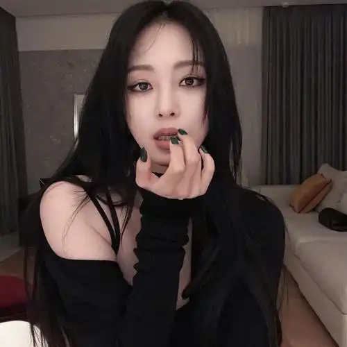 最近,韩星韩艺瑟在ins晒出最新妆容美照,画着全眼线淡烟熏妆的姐姐一