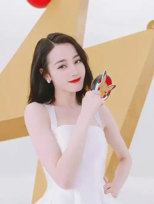 来一波迪丽热巴哈哈大笑的怼脸图,真的是笑得肆无忌惮啊