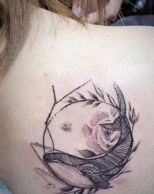 我喜欢你如鲸向海如鸟投林纹身图片_背部情侣纹身图案