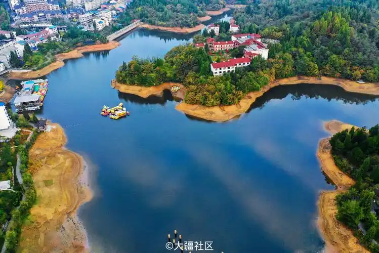 秋季的黄水月亮湖,别样的风景,湛蓝的湖水,金黄的水岸线.