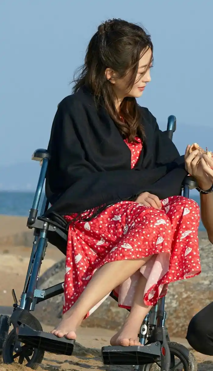 杨童舒光脚丫剧照太美了.