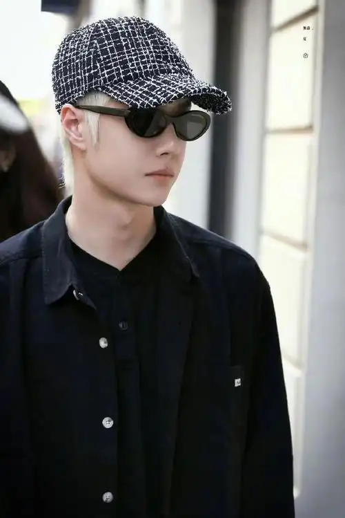 王一博亮相巴黎街头,金发曝光!搭配棒球帽超酷大明星出街