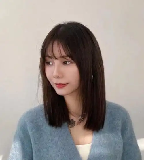 天生直发的女生,不要染发烫发,剪个锁骨发发型简直不要太美了,展现出