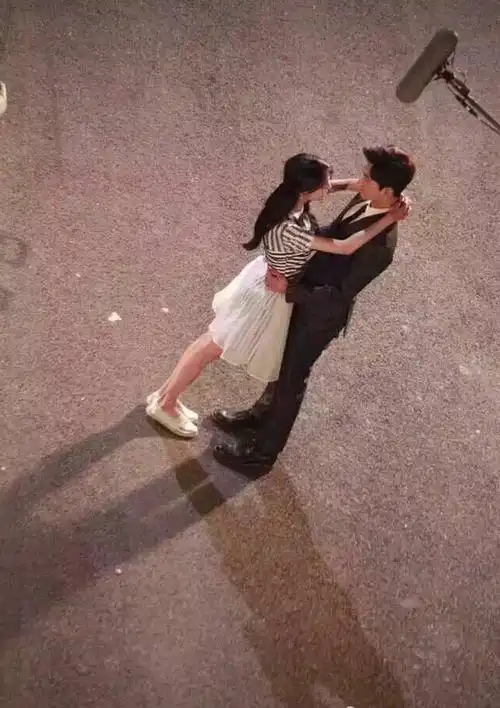 杨洋的身高是硬伤,拥吻郑爽,大神连坡跟鞋都用上了!