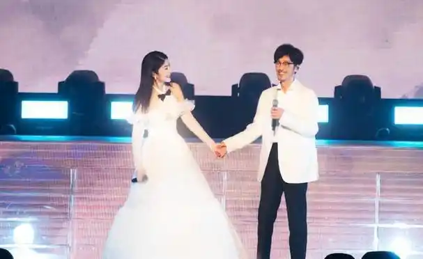 前几日,陈慧琳在上海演唱会中特邀周传雄小刚老师共演《记事本》,现场