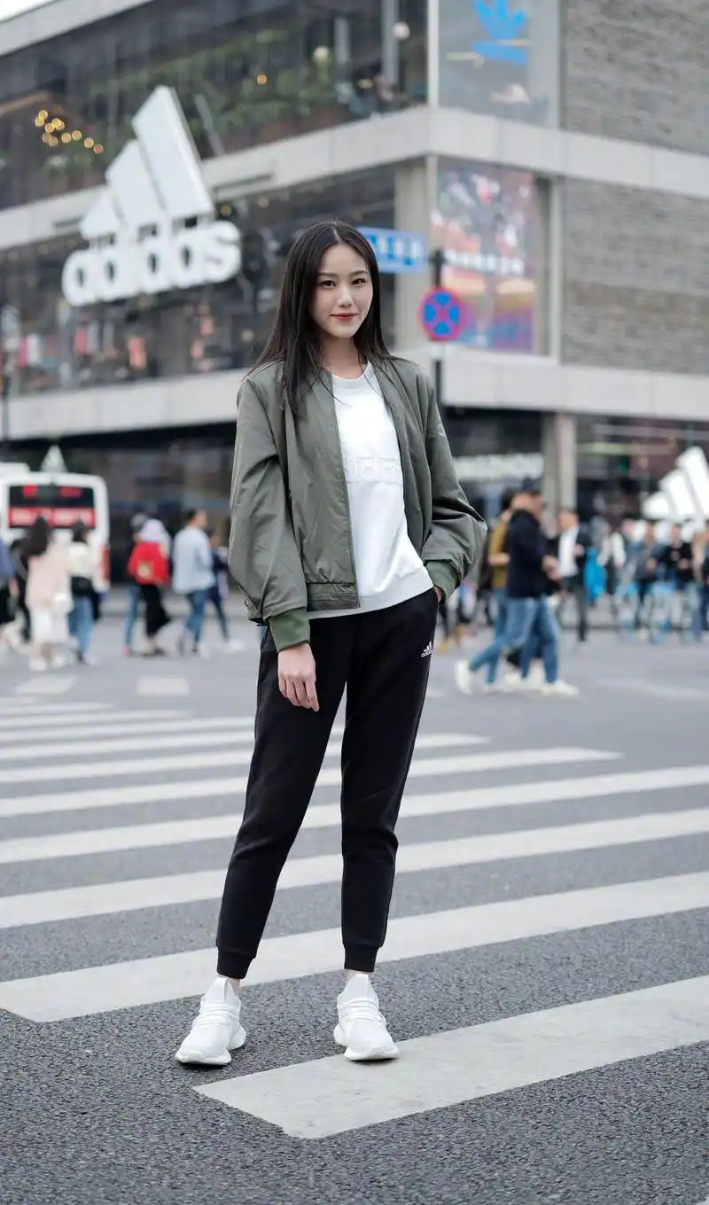 街拍:小姐姐真会穿搭,休闲舒适清新大方,十分有气质!