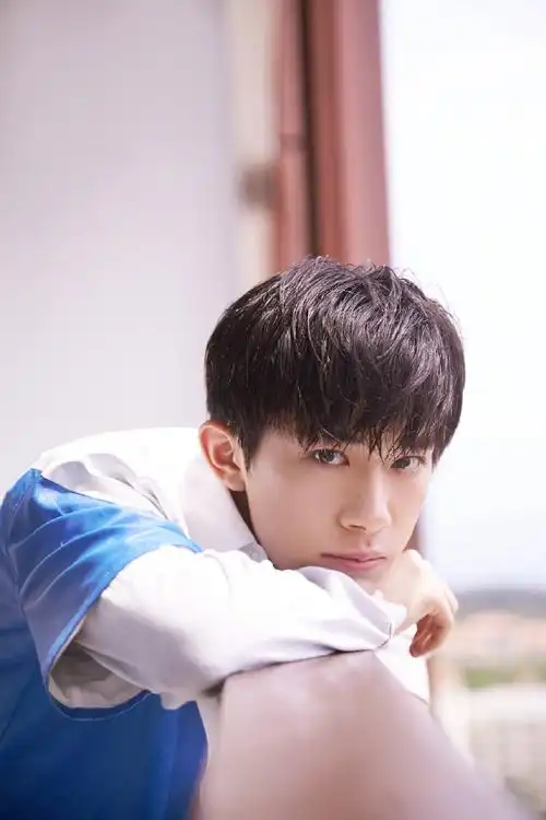 易烊千玺简洁卫衣街拍写真图片33