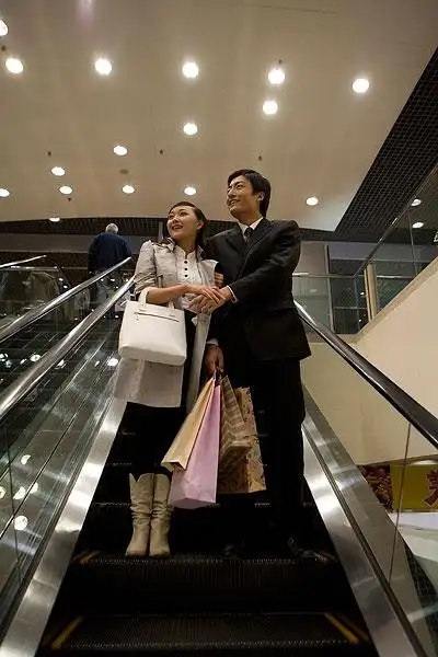 百科 >城市夜晚中国人 城市夜幕下购物的情侣