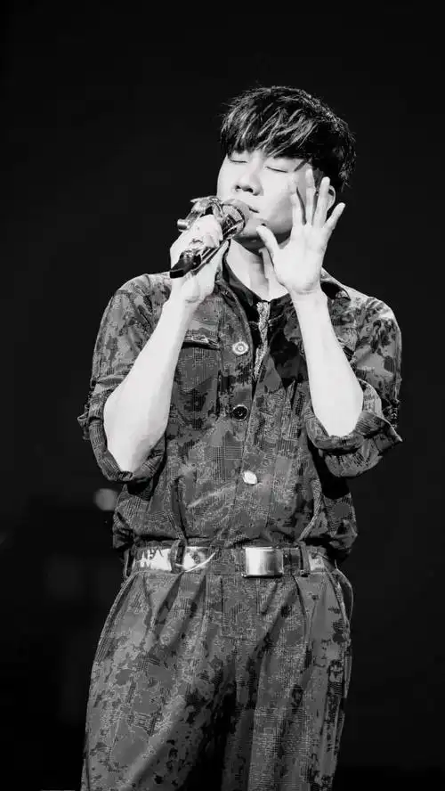 谢谢你的突然出现给我的生活带来了一段特别有意义的日子"@林俊杰