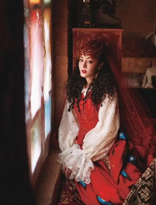 迪丽热巴春晚造型一袭艾德莱斯舞裙应景的雪明艳的红