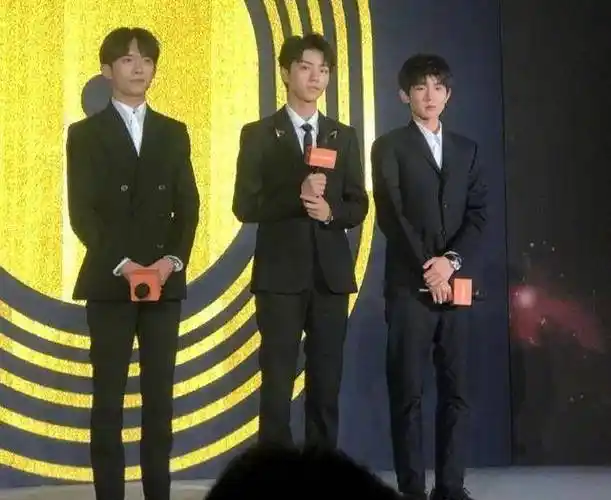 170的王源比173的易烊千玺矮了10cm,是视觉差还是身高谎报?