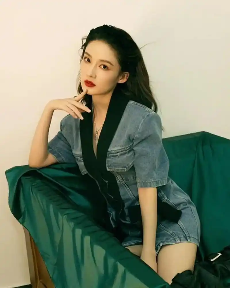 李沁# 牛仔裙写真,性感迷人!