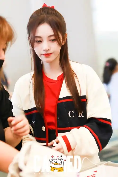 机场街拍:鞠婧祎机场刷新美貌记录