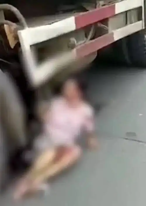 保定一女子坐过站中途下车,瞬间卷入渣土车,抢救无效死亡_手机搜狐网