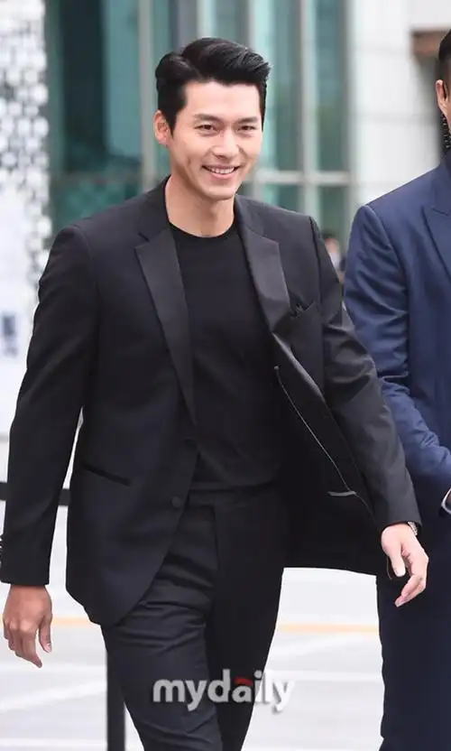 玄彬一身黑西装亮相活动 37岁仍帅气俊朗不变_新浪图片
