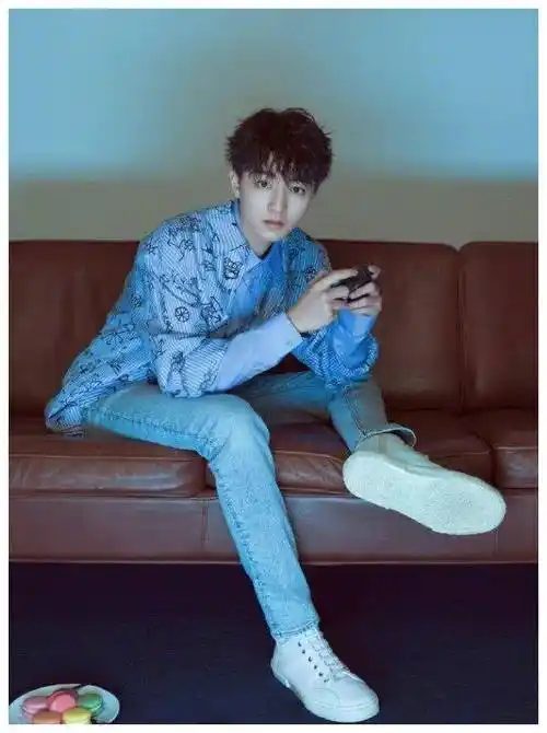 原创王俊凯20岁生日造型带火自己的解放鞋小清新还显腿长